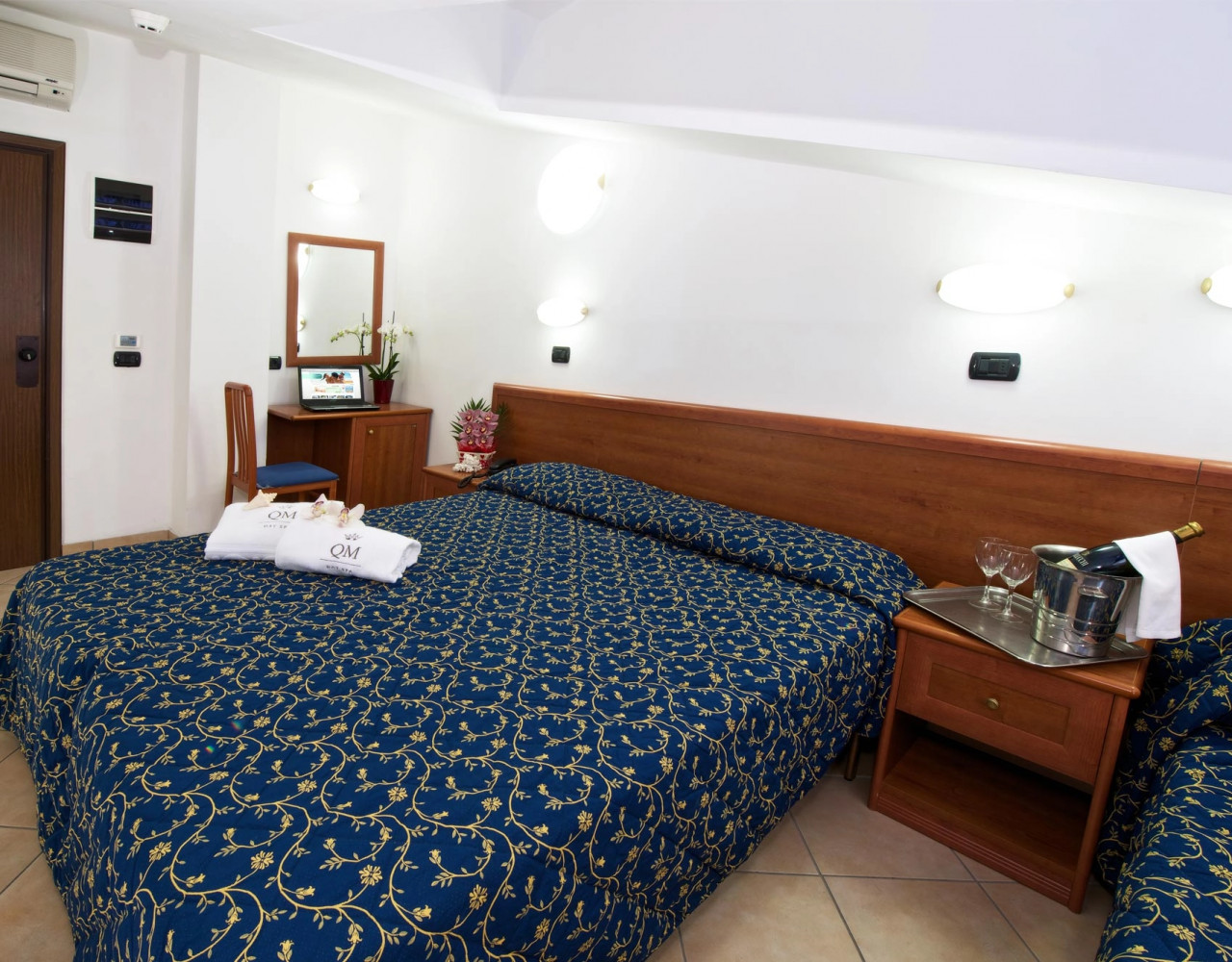 media.Slide-Camera-Classic-03-Hotel-Queen-Mary-Cattolica