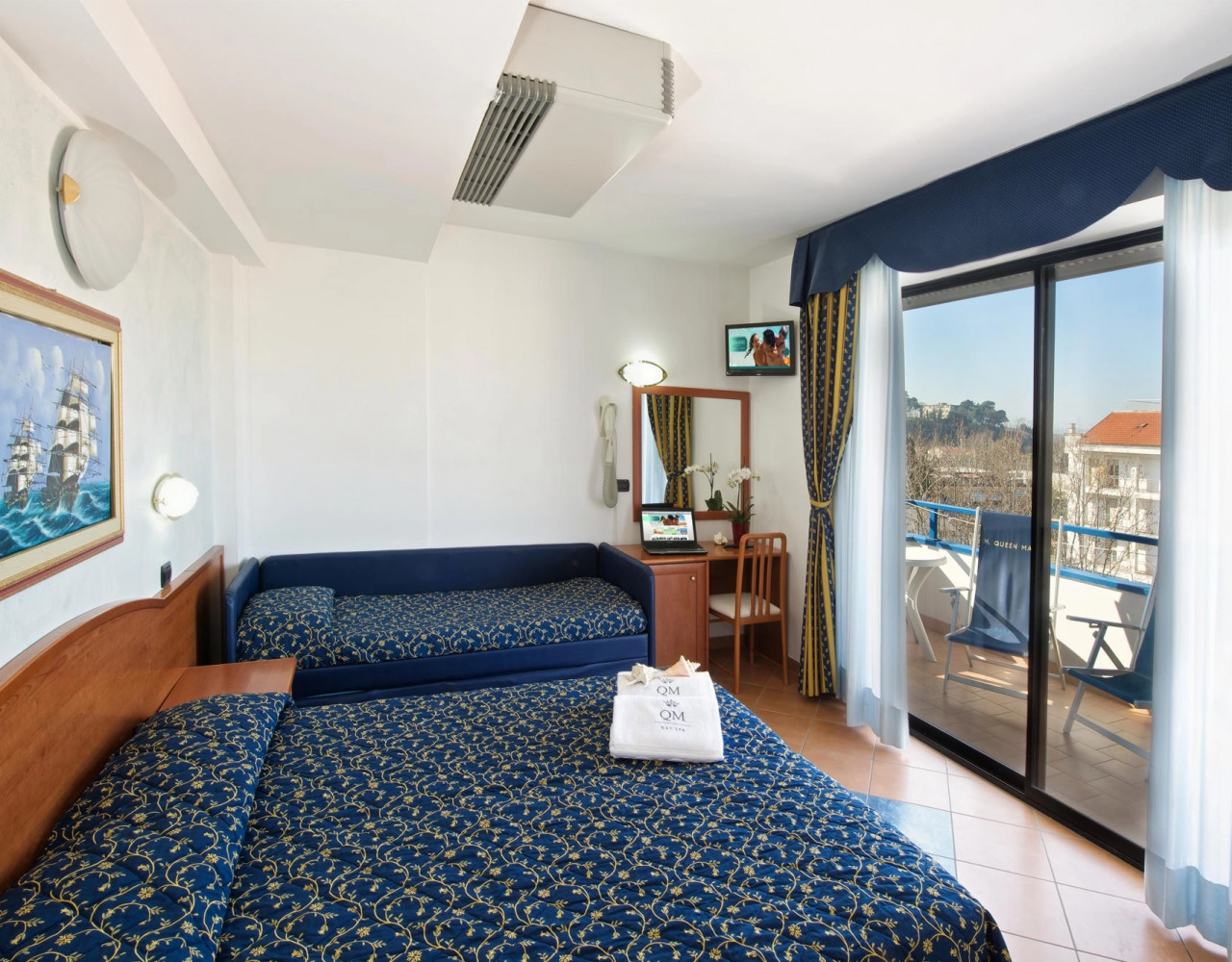 media.Slide-Camera-Comfort-01-Hotel-Queen-Mary-Cattolica