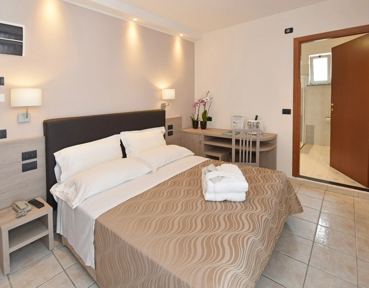 media.Slide-Camera-Superior-02-Hotel-Queen-Mary-Cattolica