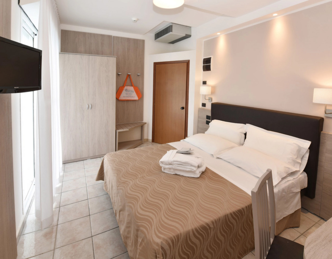 media.Slide-Camera-Superior-03-Hotel-Queen-Mary-Cattolica