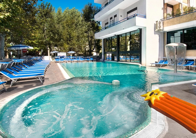 media.Gallery-Piscina-01-Hotel-Queen-Mary-Cattolica