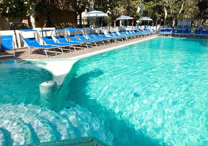 media.Gallery-Piscina-02-Hotel-Queen-Mary-Cattolica